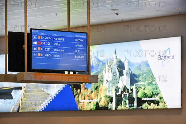 Arrival sign for Lufthansa and Star Alliance partners at the baggage carousel in Terminal 2 with