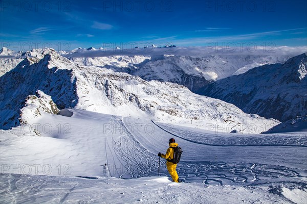 Skiers on the black ski route no. 41 from the Schwarze Schneid to the Seiterkarbahn,