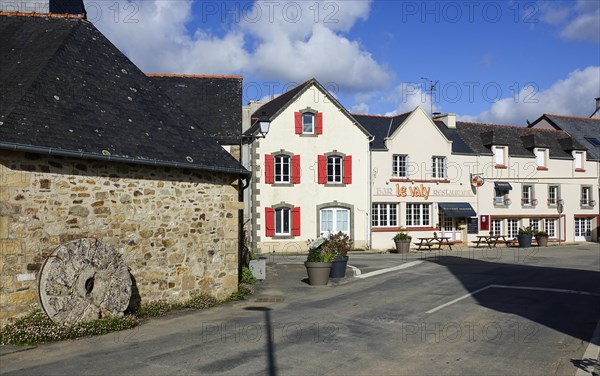 Bridge with Moulin du Pont mill at the mouth of La Mignonne into the Bay of Brest, Daoulas,