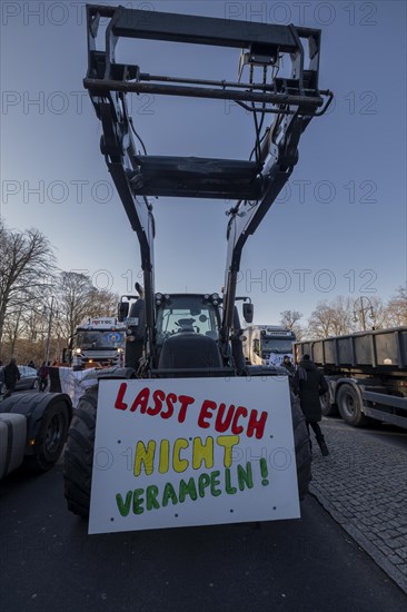 Germany, Berlin, 08.01.2024, Protest by farmers in front of the Brandenburg Gate, nationwide