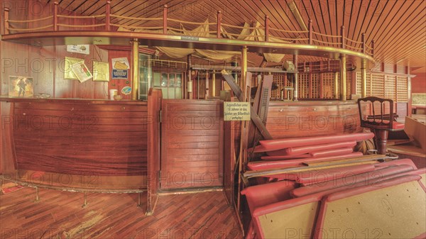 An empty bar with a wooden counter and bar stools that conveys a nostalgic atmosphere, Bad am Park,