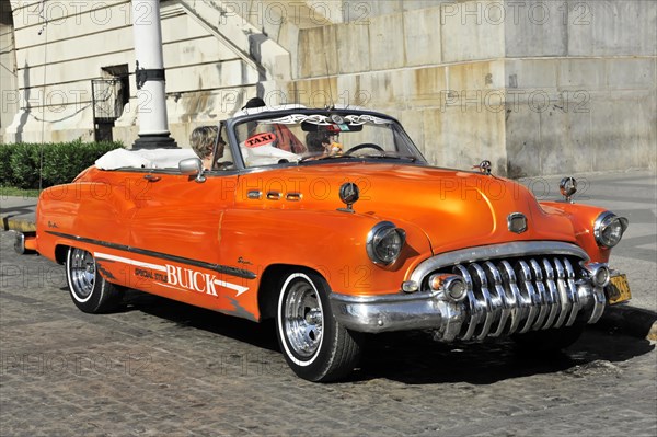 Open-top vintage car from the 1950s in the centre of Havana, Centro Habana, Cuba, Greater Antilles,
