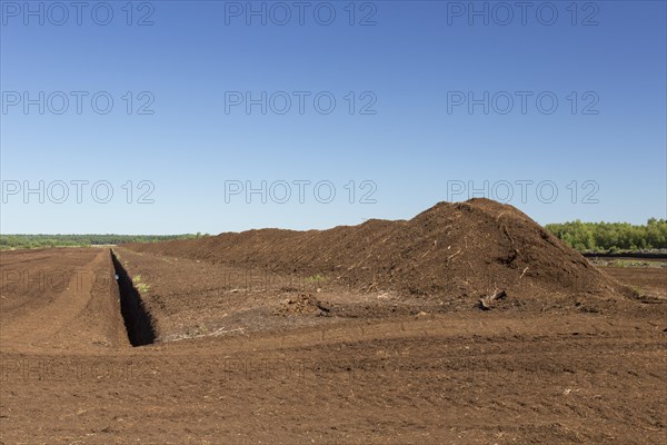 Peat extraction at Totes Moor, Tote Moor, raised bog near Neustadt am Ruebenberge, district of