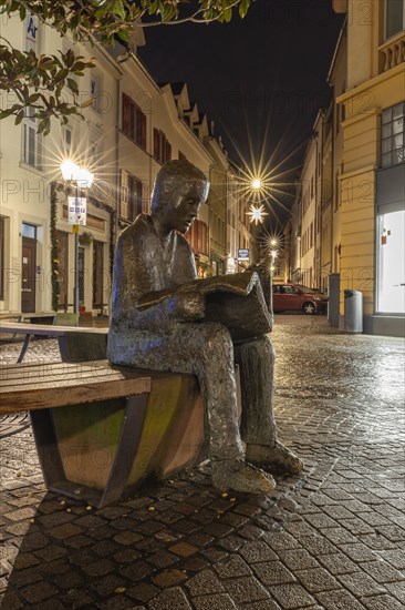 Bronze statue, newspaper reader, bronze sculpture by Pieter Sohl, Hauptstrasse, Bismarckplatz,
