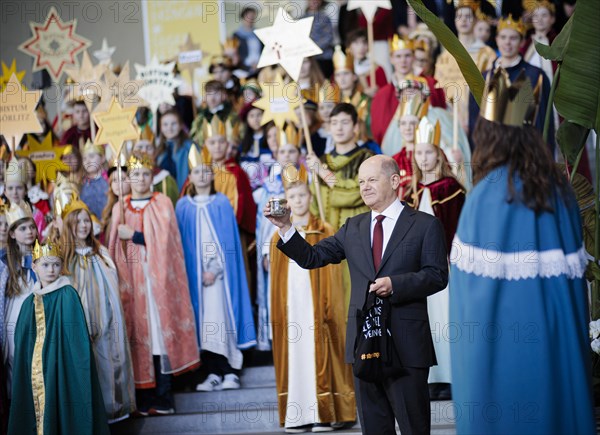 Federal Chancellor Olaf Scholz (SPD) pictured at the traditional reception for carol singers at the