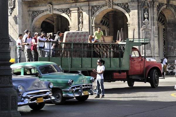 Vintage car from the 1950s in the centre of Havana, Centro Habana, Cuba, Greater Antilles,
