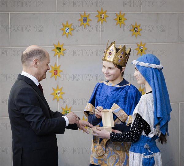 Federal Chancellor Olaf Scholz (SPD) pictured at the traditional reception for carol singers at the