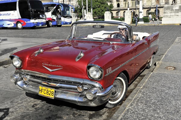 Vintage car from the 1950s in the centre of Havana, Centro Habana, Cuba, Greater Antilles,