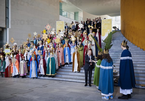Federal Chancellor Olaf Scholz (SPD) pictured at the traditional reception for carol singers at the