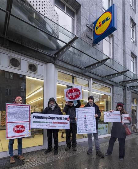 Germany, Berlin, 21.12.2023, action by Gemeingut in BuergerInnenhand (GiB), actions in front of