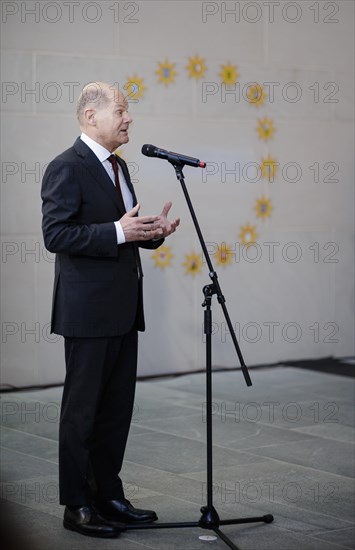 Federal Chancellor Olaf Scholz (SPD) pictured at the traditional reception for carol singers at the