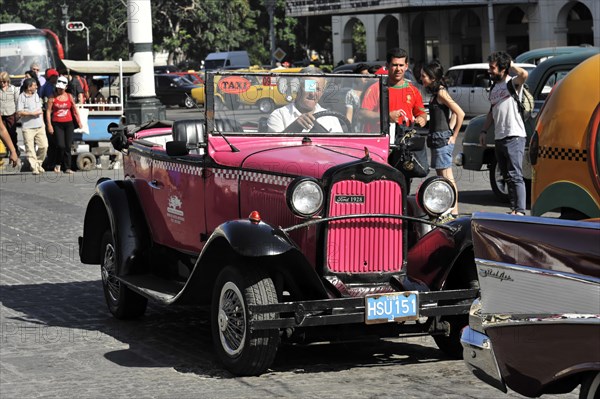 Open-top vintage car from the 1950s in the centre of Havana, Centro Habana, Cuba, Greater Antilles,