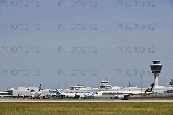 Heavy traffic with Singapore Airlines Airbus A350-900, Emirates Airways Airbus A380-800 and Kuwait
