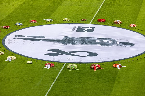 Banner with Franz Beckenbauer and wreaths of flowers, funeral service of FC Bayern Munich for Franz