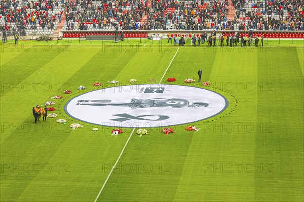 More floral wreaths are brought to the banner, banner with Franz Beckenbauer and floral wreaths, FC