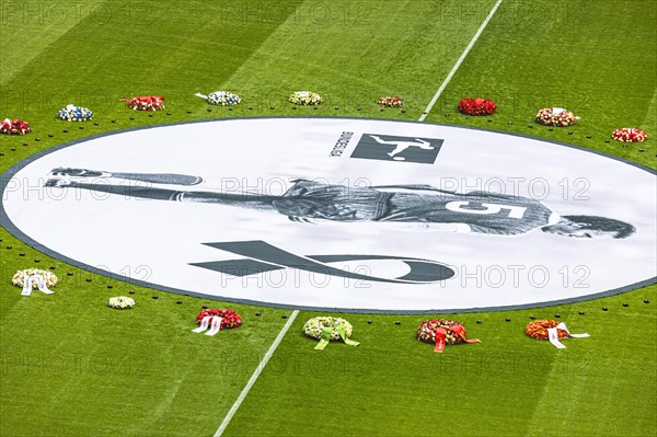 Banner with Franz Beckenbauer and wreaths of flowers, funeral service of FC Bayern Munich for Franz