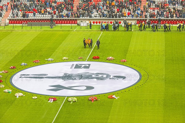 More floral wreaths are brought to the banner, banner with Franz Beckenbauer and floral wreaths, FC