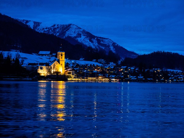 Winter mood, view over the Wolfgangsee, in the background St. Wolfgang am Wolfgangsee, blue hour,