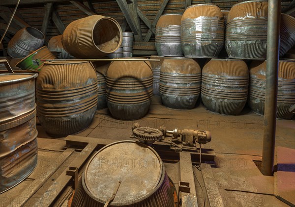 Closing device for bronze powder barrel in a metal powder mill, founded around 1900, Igensdorf,