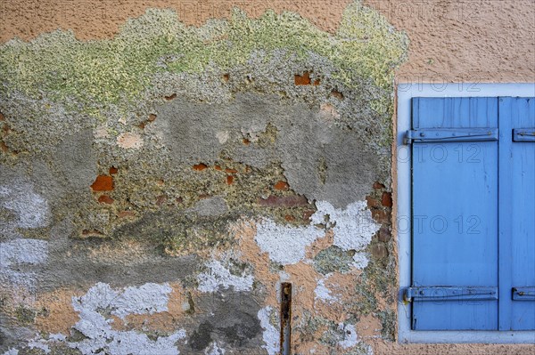 House wall with crumbling plaster and blue shutters, Obergünzburg, Allgäu, Bavaria, Germany, Europe