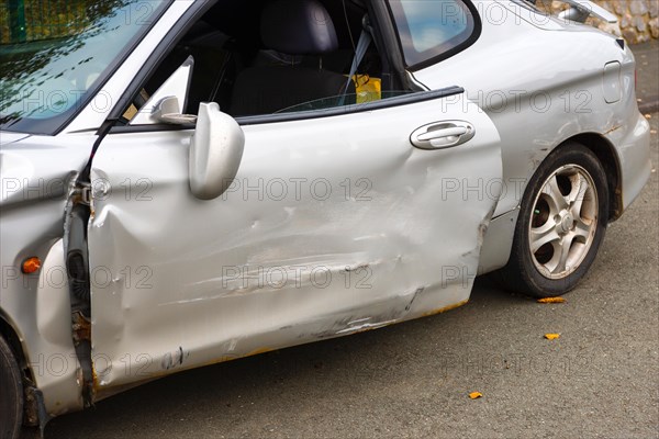 Accident car, accident car, sporty car with accident damage, damaged, open door, silver motor