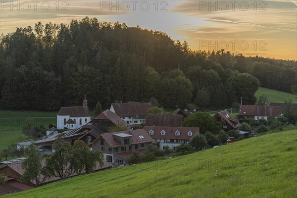 Kressbronn am Bodensee, district Nitzenweiler, Hofgut Schleinsee, chapel, forest, hill, sunset,