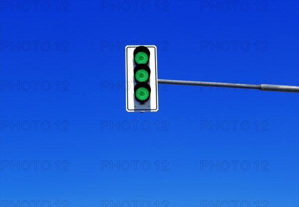 German traffic lights show green three times, like in a Formula 1 race, symbolising free movement