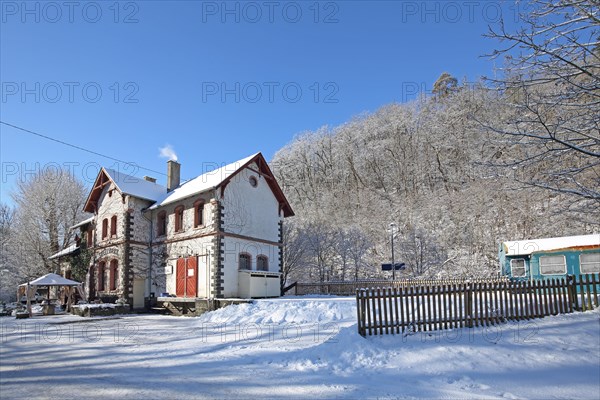 Signal box at the Vulkan-Express station in winter, snow, Brohltalbahn, Vulkanexpress, inscription,