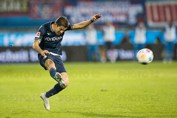 Football match, Cristian GAMBOA VFL Bochum shot cross, Voith-Arena football stadium, Heidenheim