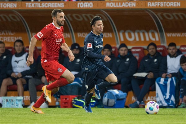 Football match, Benedikt GIMBER 1.FC Heidenheim chases Takuma ASANO VFL Bochum, Voith-Arena