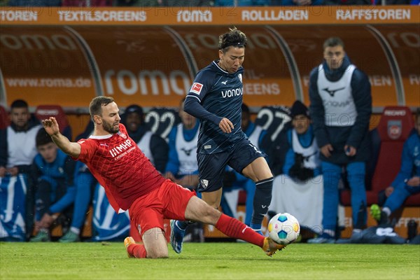 Football match, Benedikt GIMBER 1.FC Heidenheim straddles Takuma ASANO VFL Bochum trying to