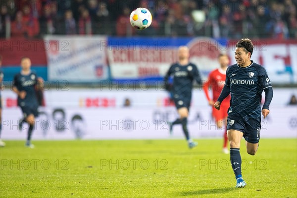 Football match, Takuma ASANO VFL Bochum energetically pursues the ball, Voith-Arena football
