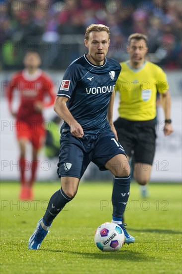 Football match, Lukas DASCHNER VFL Bochum on the ball, Voith-Arena football stadium, Heidenheim