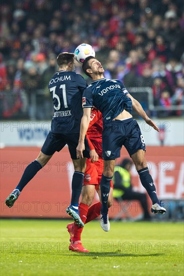 Football match, Kevin SCHLOTTERBECK VFL Bochum left in aerial combat with his own team-mate Captain