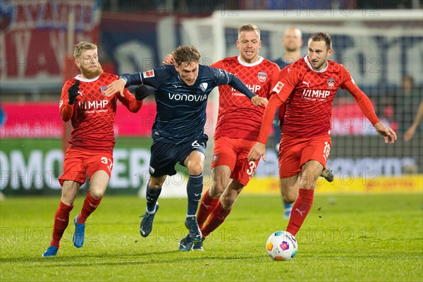 Football match, Jan-Niklas BESTE 1.FC Heidenheim left, Lennard MALONEY 1.FC Heidenheim right and