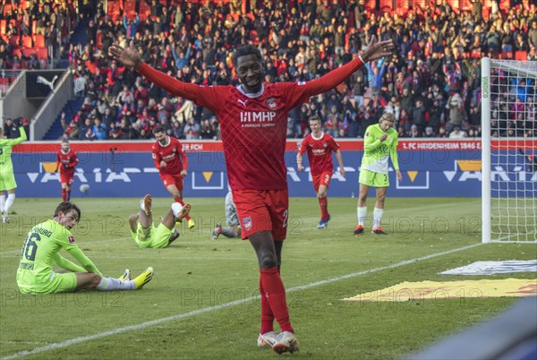 Football match, Omar TRAORE' cheers, he has just scored the 1 to 1 for 1.FC Heidenheim, Voith-Arena