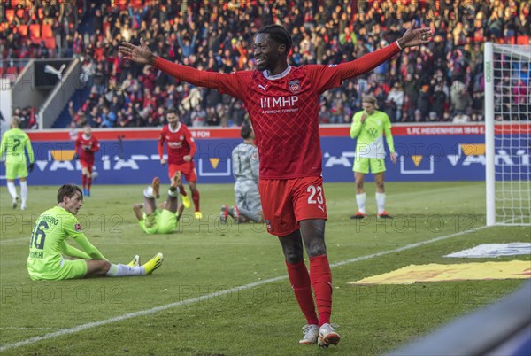 Football match, Omar TRAORE' cheers, he has just scored the 1 to 1 for 1.FC Heidenheim, Voith-Arena