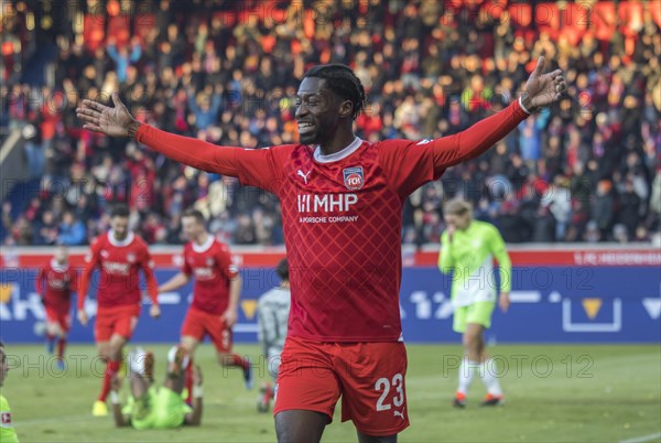 Football match, Omar TRAORE' cheers, he has just scored the 1 to 1 for 1.FC Heidenheim, Voith-Arena