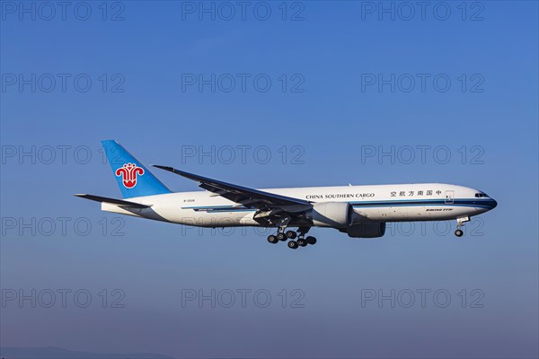 Aircraft approaching Frankfurt Airport, Fraport Airport. B-2028, CHINA SOUTHERN AIRLINES, BOEING