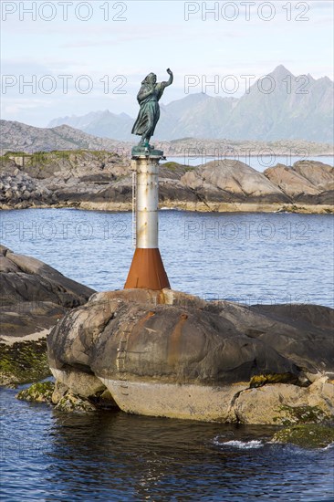 Fisherman's wife statue at harbour entrance, Svolvaer, Lofoten Islands, Nordland, Norway, Europe