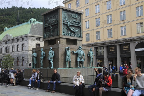 Sjømannsmonumentet, Seaman's Monument, by Dyre Vaa 1950, busy Torgallmenningen street, Bergen,