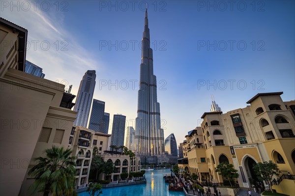 Burj Khalifa, Lake Burj Khalifa, Souk Al Bahar, shopping centre, Logo EMAAR, Downtown, evening