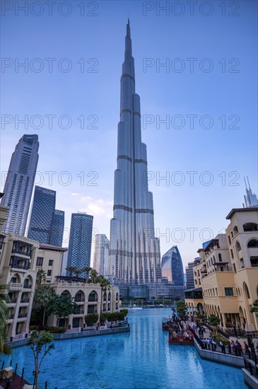 Burj Khalifa, Lake Burj Khalifa, Souk Al Bahar, shopping centre, Logo EMAAR, Downtown, evening