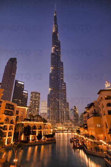 Burj Khalifa, Lake Burj Khalifa, Souk Al Bahar, shopping centre, Logo EMAAR, Downtown, evening