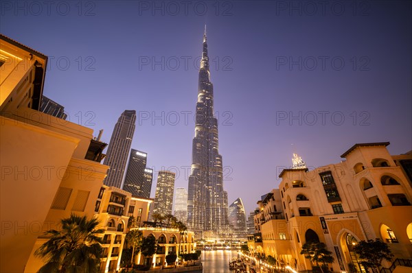 Burj Khalifa, Lake Burj Khalifa, Souk Al Bahar, shopping centre, Logo EMAAR, Downtown, evening