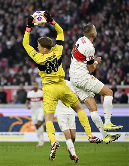 Penalty area scene, goal area scene Goalkeeper Alexander Nuebel VfB Stuttgart (33) and Waldemar