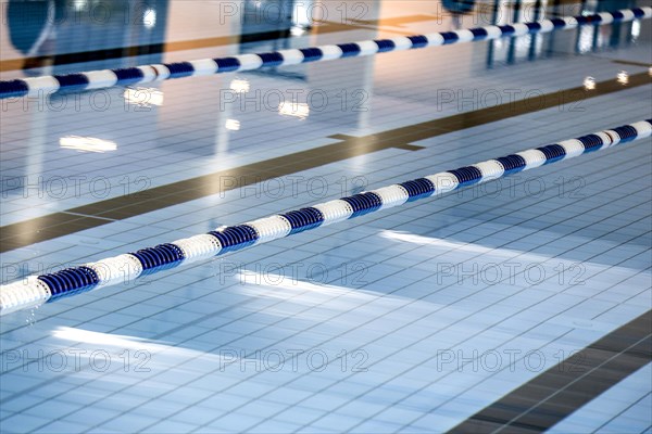Dividing ropes delimit swimming lanes in the swimming pool of the reopened Tiergarten municipal