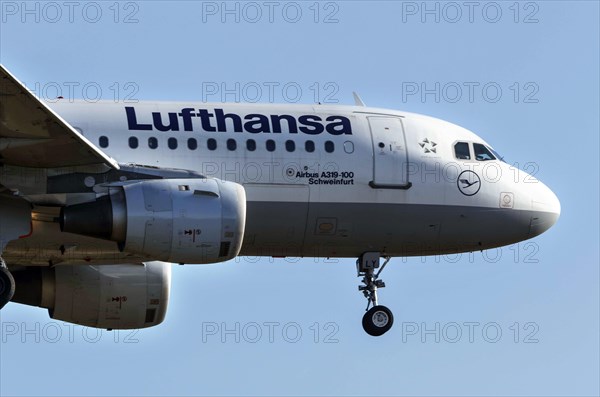 A Lufthansa Airbus A319-100 on approach for landing, Schönefeld, 28/03/2022