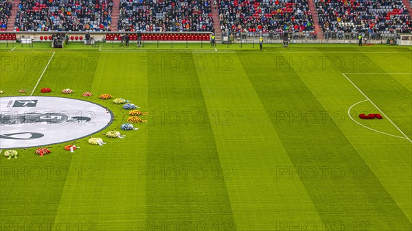 Banner with Franz Beckenbauer and flower wreaths, the symbolic shirt number 5 as a flower