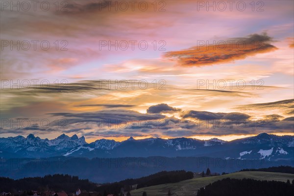 Sunrise in winter over the Allgäu Alps, on the left the Kellenspitze, the Gimpel and the Rote Flüh